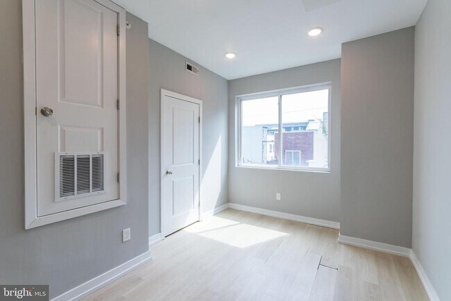 Photo - 2428 Jasper St