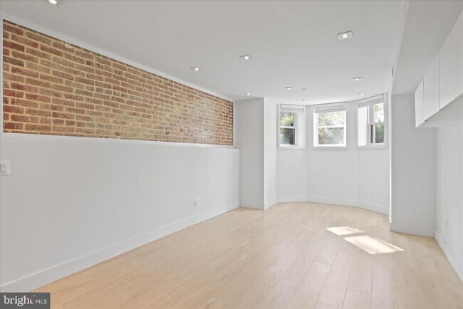 Photo - 1963 Biltmore St NW Unit 1