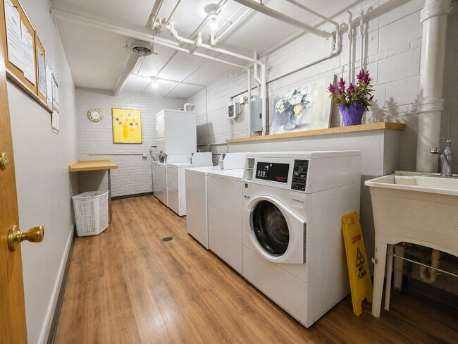 5920 N Kenmore Ave Unit 202