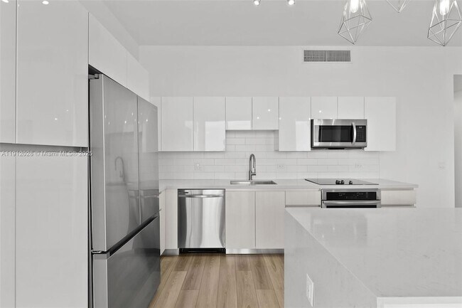 Photo - 101 Diplomat Pkwy Unidad 2002