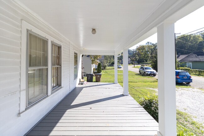 221 Hawthorne Ave Unit 3