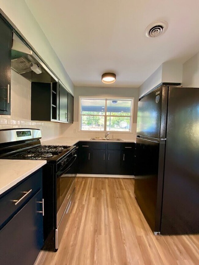 MOVE IN SPECIAL!!! Newly Renovated 3 Bed/1... House House Rental in