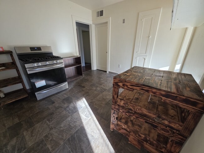 Photo - 715 Douglass St