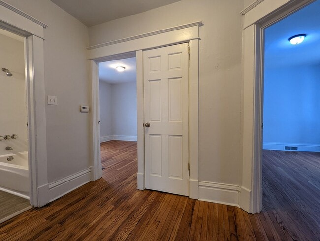 Building Photo - 2 BEDROOM NEAR DOWNTOWN Unit 2
