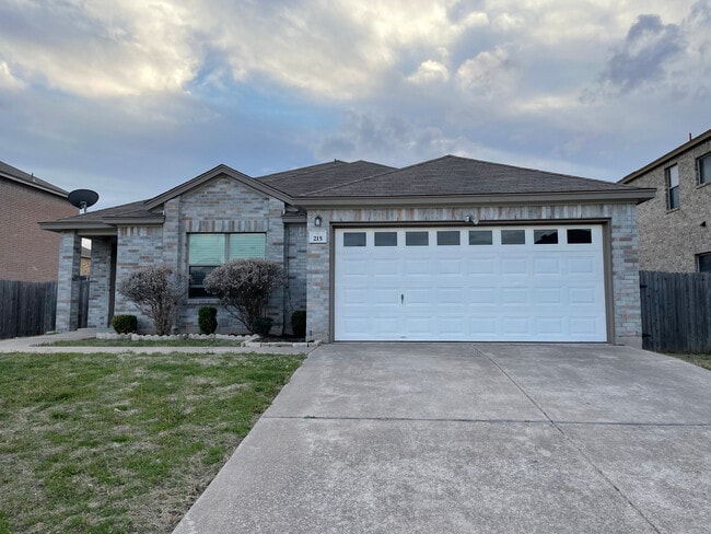 Photo - 215 Rim Rock Dr House