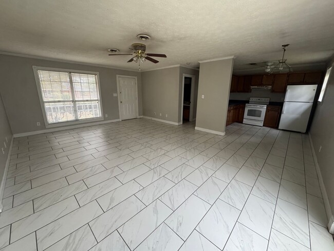 Photo - 2 Bedroom, 1 Bathroom - Home in Garden Lakes!