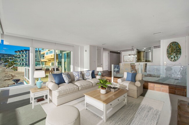 Photo - Stunning Ocean Front Oasis! 3 bedroom 2 bath condo with private steps to beach! Unidad 2