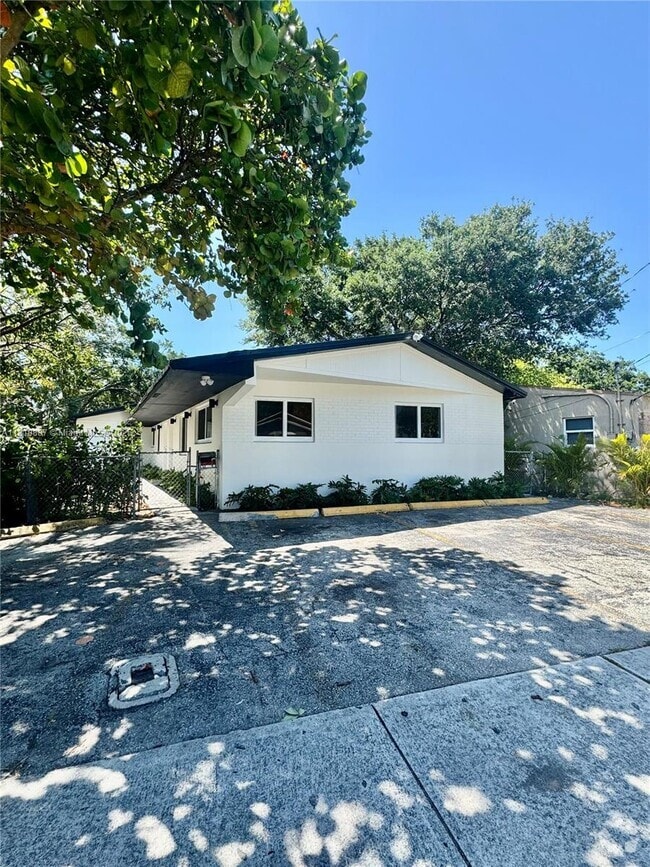 Building Photo - 111 NW 7th Ave Unit 1 Rental