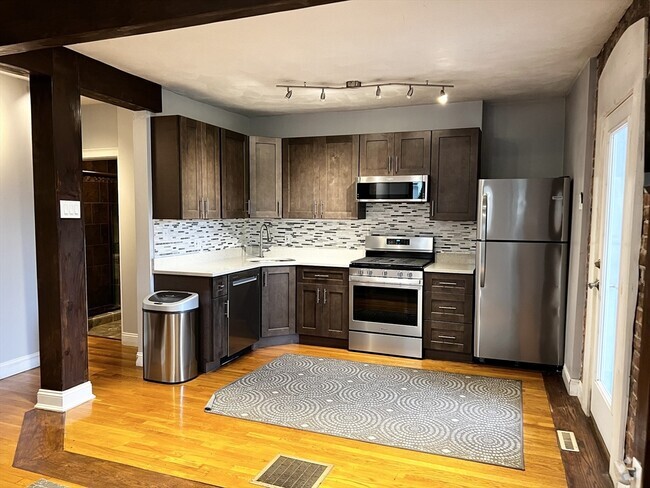Building Photo - 8 Edwin St Unit 1 Rental
