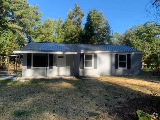 Building Photo - 3-Bedroom Renovated Home