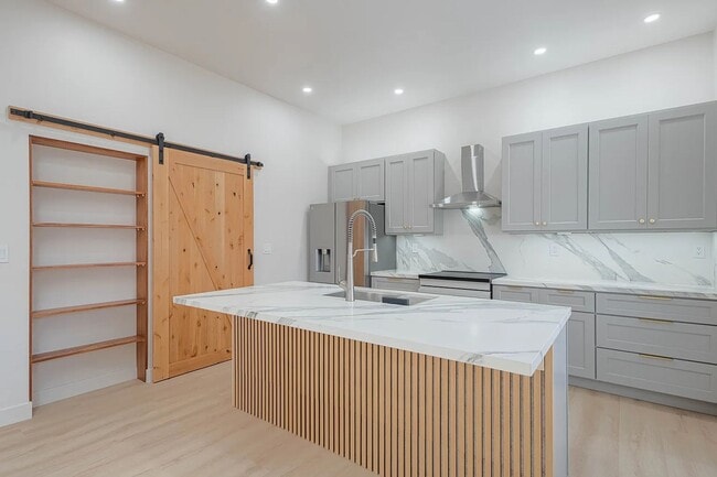 Building Photo - 987 Harcourt Ave Unit C