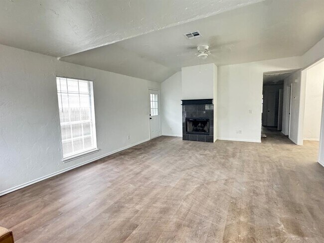 Photo - 223 W 6th St