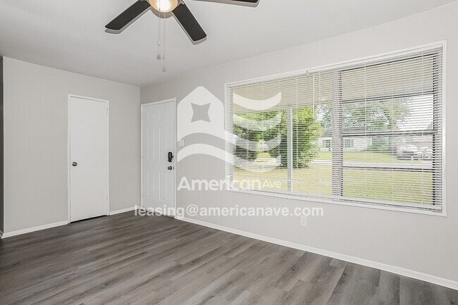 Photo - 674 Morton Ave NE