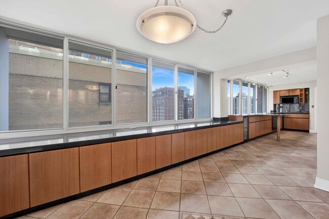 Photo - 1 E Schiller St