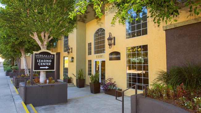 Leasing Center Entrance - Versailles Rental