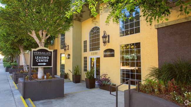 Leasing Center Entrance - Versailles Rental