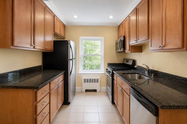 Building Photo - 652 Washington St Unit 3