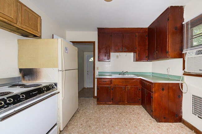 Photo - Coming Soon: 1BR, 1BA duplex (Please do not apply without speaking with us first.) Unidad A