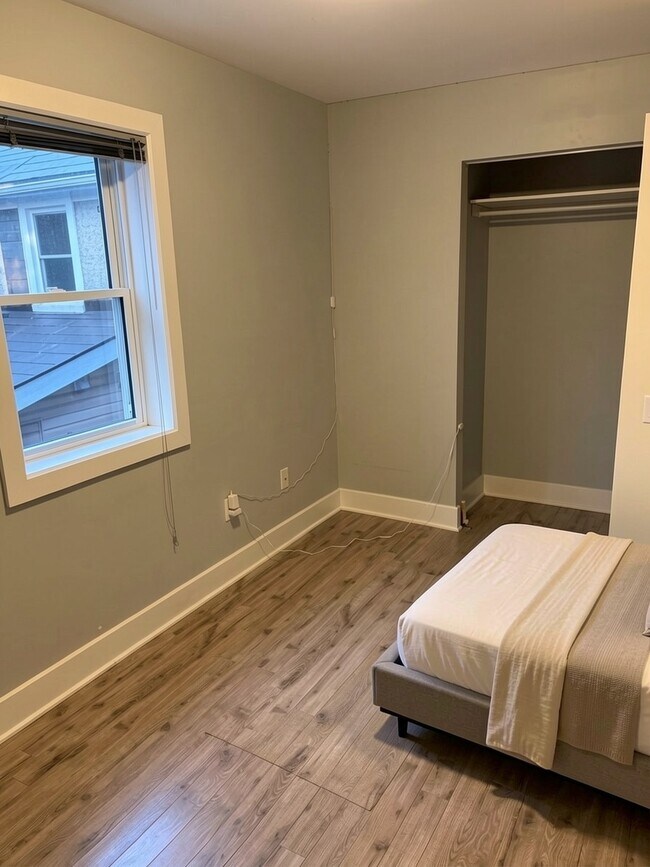 Photo - 5-Bedroom Apartment Near Carleton University - All inclusive and Fully Furnished Unit 3
