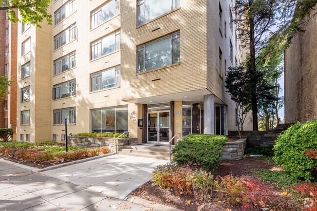 Entrada - The Elaine