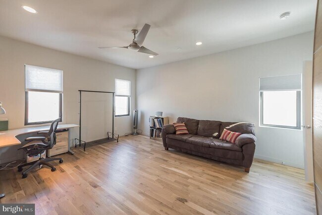 Photo - 439 Moyer St