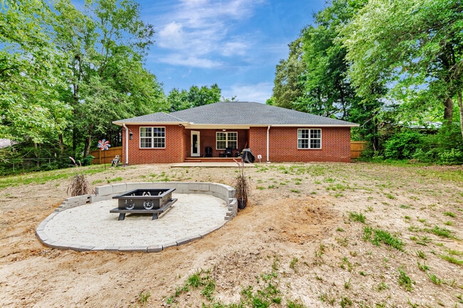 Building Photo - 121 Hillwood Dr Rental