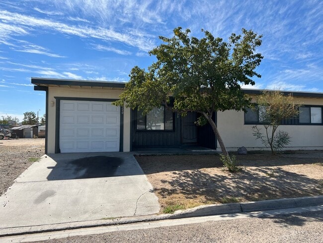 4BD/2BA In La Mirage. Nice Backyard! - 4BD/2BA In La Mirage. Nice Backyard! House
