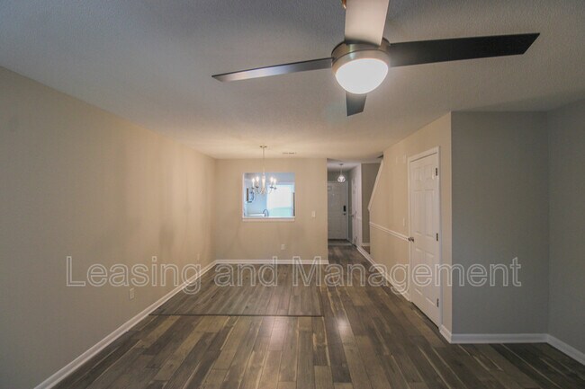 Photo - 803 Reserve Way