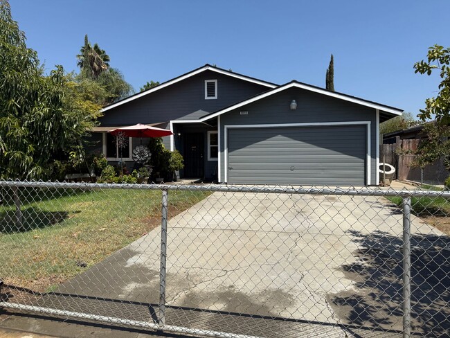Building Photo - Charming home coming soon, pet friendly!