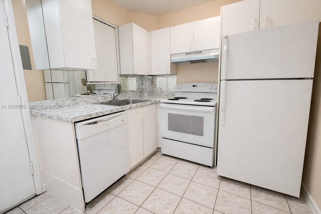 Photo - 3522 NE 166th St Unidad 7