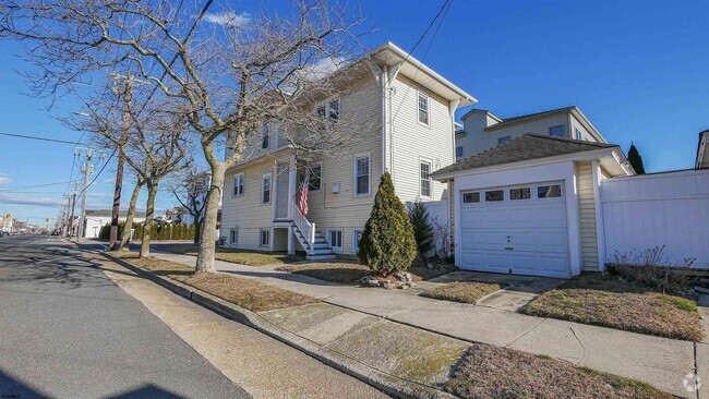 Building Photo - 2 S Rosborough Ave Rental