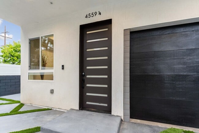 Building Photo - 4559 W 18th St Rental