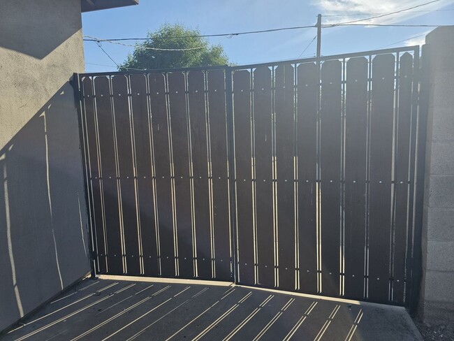 Photo - Charming Home 3 bedrooms 1 bath Large Yard.