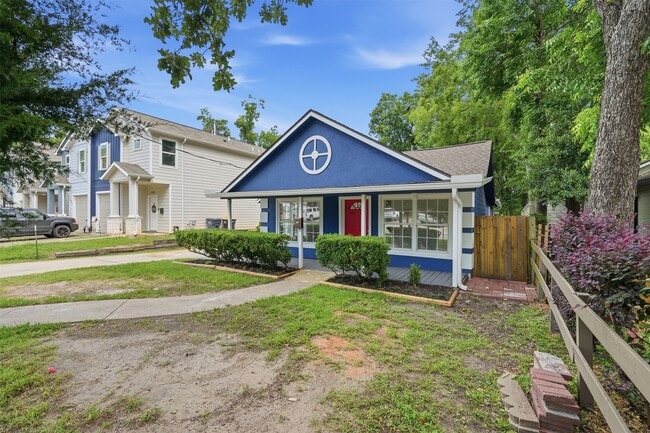 Photo - 915 W Lewis St