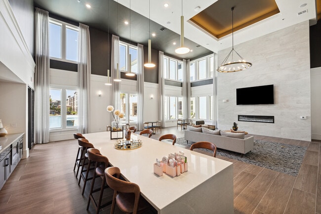 Building Photo - Dakota at Hillcroft