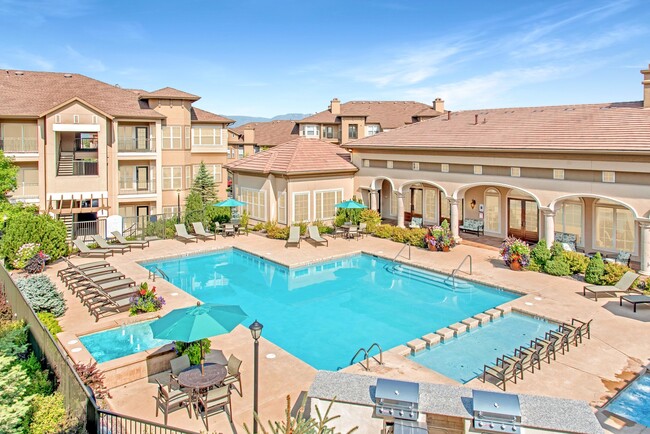 Beautiful Pool - Talon Hill Apartments