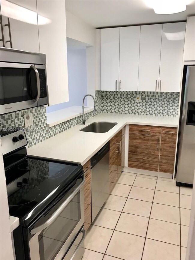 Building Photo - 8015 SW 107th Ave Unit 120