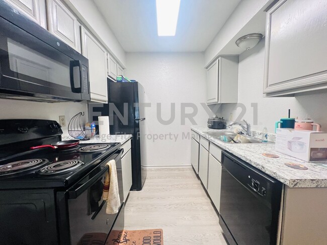 Photo - 1108 N Elm St Unit 6