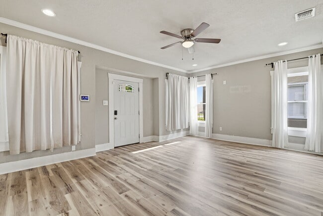 Photo - 1629 W Woodlawn Ave
