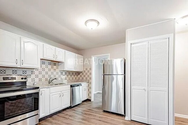 121 Rose Ln