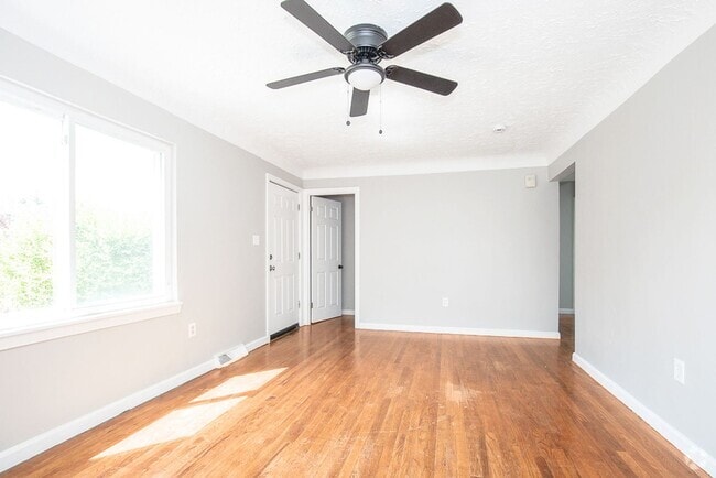 Building Photo - Convenient Showings — No Appointment Needed! Rental