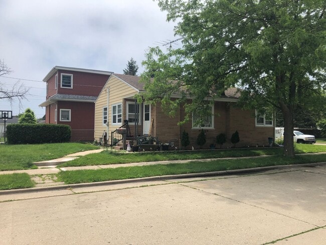 Building Photo - Charming 3-Bedroom Home Near Kenosha Dream...