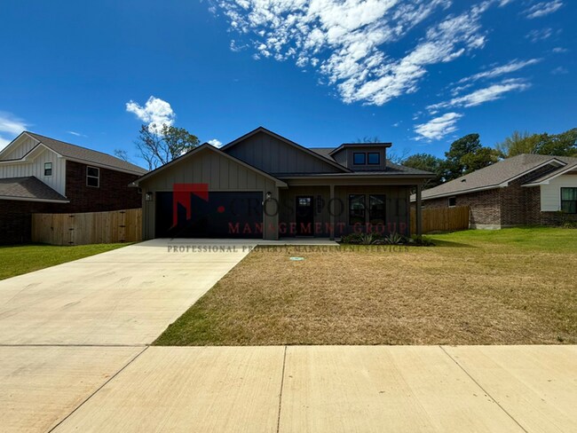 Building Photo - Spacious 4-Bedroom Home with 2.5 Bathrooms, 2-Car Garage & Fenced Yard
