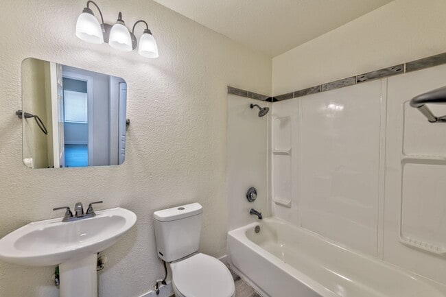 Photo - 3757 Longfellow St