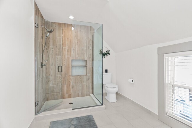 Photo - 2846 N Troy St Unidad 2