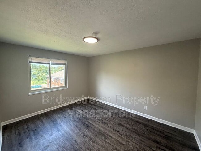 Photo - 1233 Lytle Ln