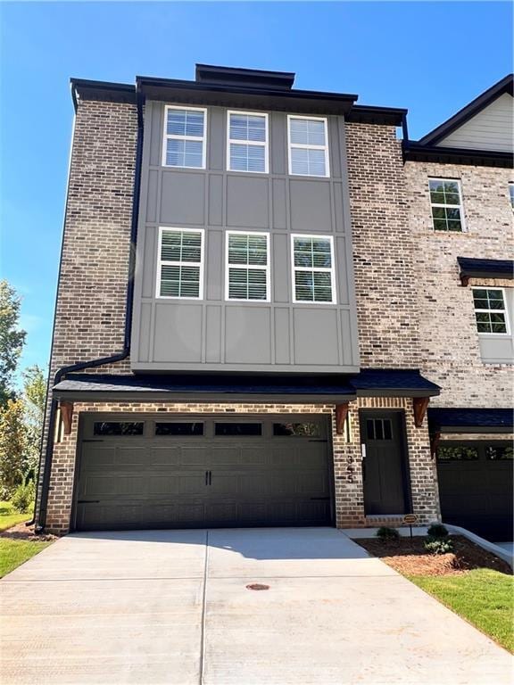 Building Photo - 1355 Oak Dr