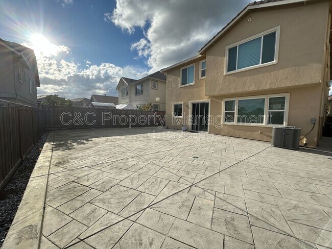 Photo - 5243 Comfrey St