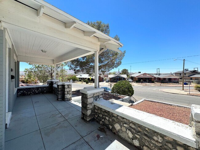 Photo - Sunset Heights Historic Home - 3Bed Refrig...