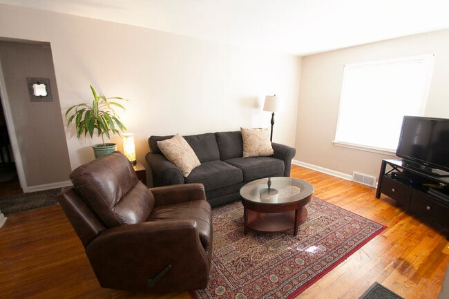 Photo - 2995 Leyden St